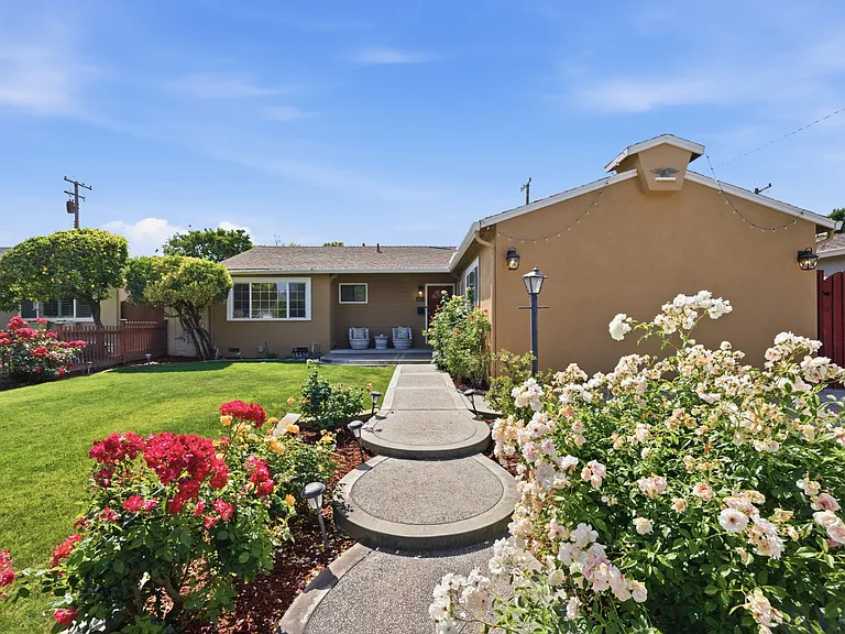 1850 Briarwood Dr — Photo 2