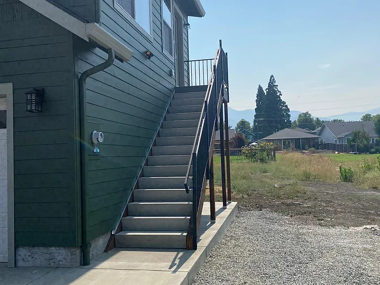 330 Lithia Ave — Photo 1