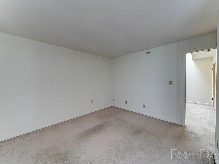 Campus Walk Apartments — Photo 37