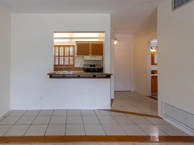 1001 SE 16th St #8 — Photo 7