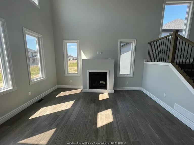 319 Benson Ct — Photo 3