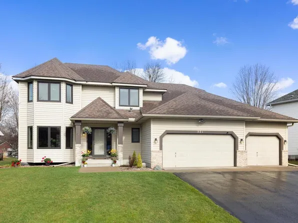 921 Lake Susan Hills Dr, Chanhassen, MN 55317