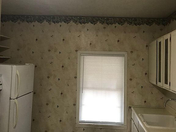 3rd image of 215 Short St