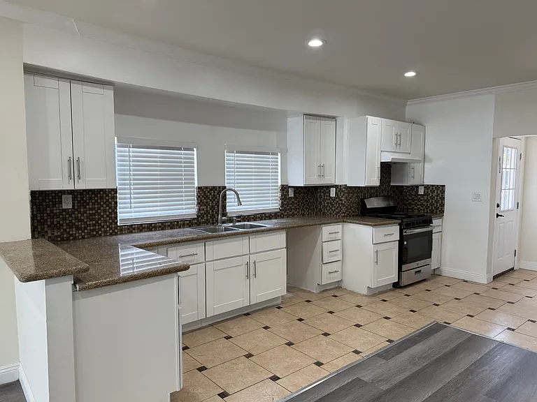 1026 E 42nd St #1026 — Photo 4
