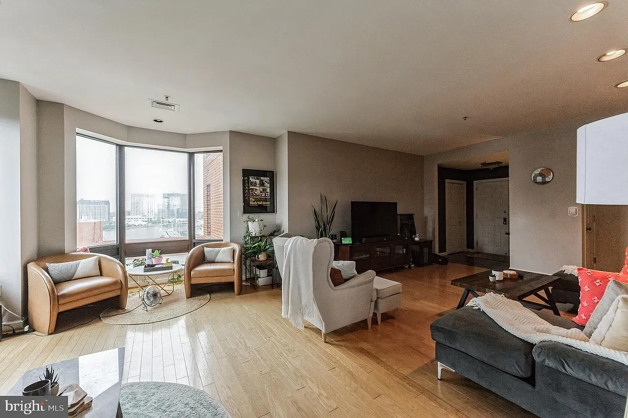 10 E Lee St — Photo 3