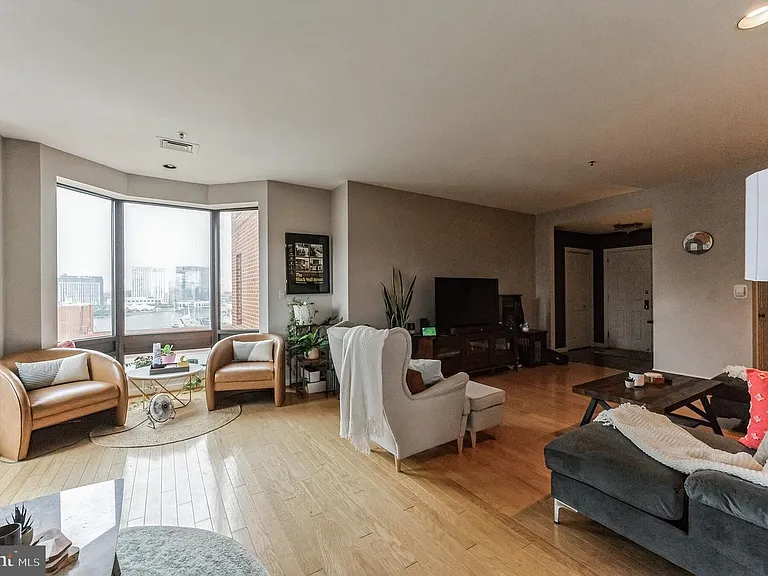 10 E Lee St #1-909-1 — Photo 5