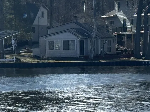 9194 Lakeview Dr, Delton, MI 49046