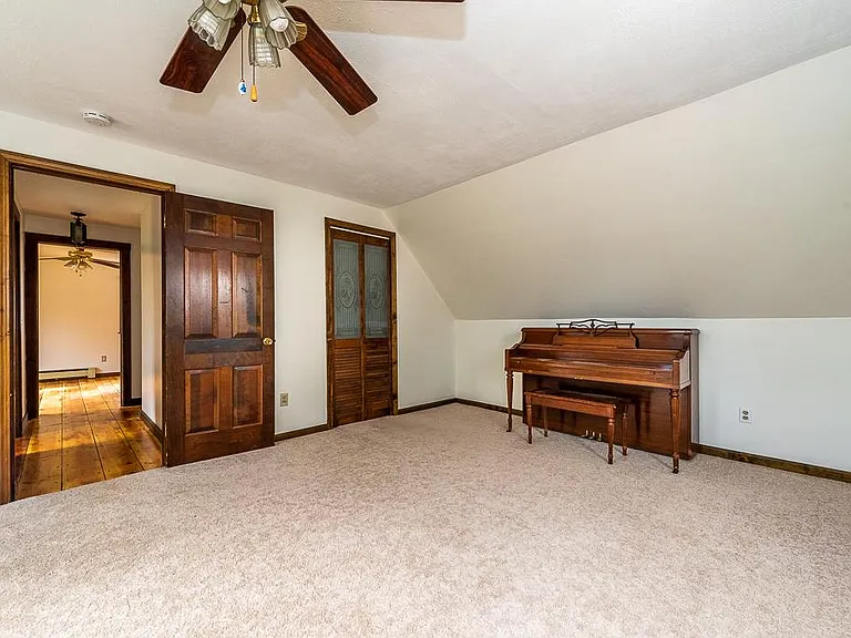 131 Hemlock Dr — Photo 32