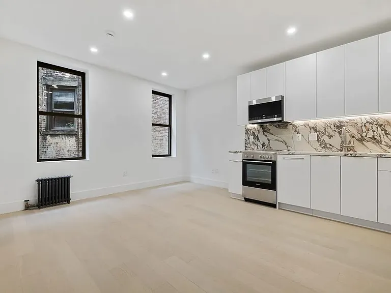 300 W 21st St #62 — Photo 2