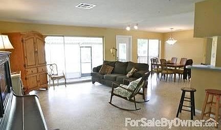 Living/Dining area : Great open floor plan with plenty of space. Notice view from minute you walk in
