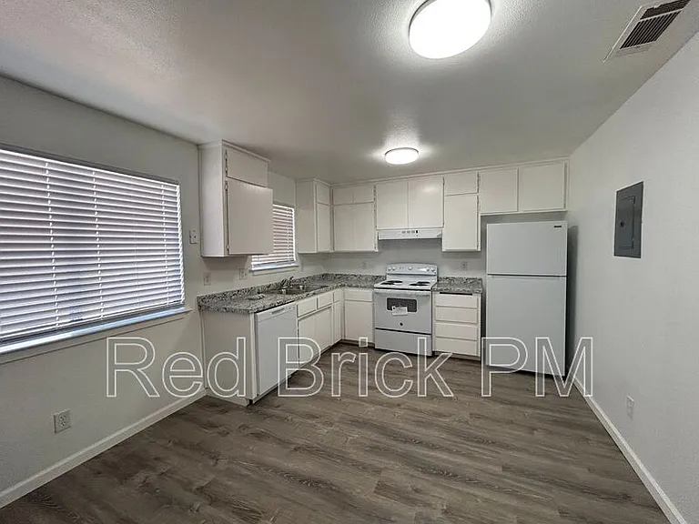 105 Kings Ave — Photo 3