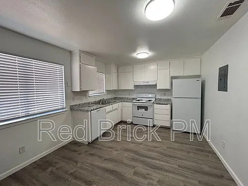 105 Kings Ave Photo 1