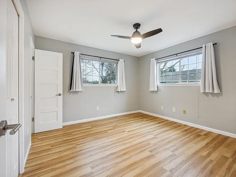 1111 Lawson Ln — Photo 7
