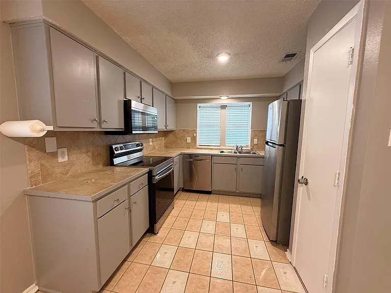 2834 Naples Dr — Photo 8