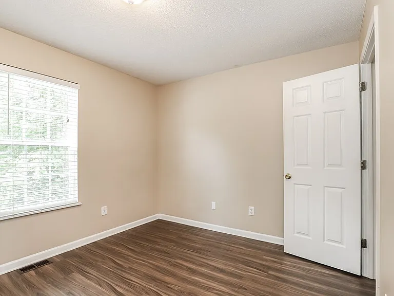 330 W Holt St — Photo 14