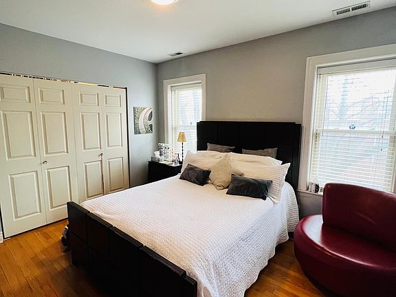 3rd image of 5701 N Maplewood Ave #2
