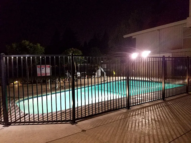 Del Monico Apartments — Photo 24