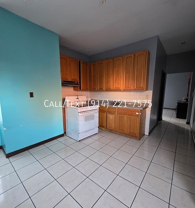 1st image of 104 Oak St Floor 2