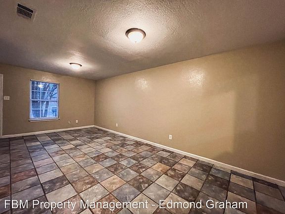 3rd image of 2543 W Sycamore Ave #7322263