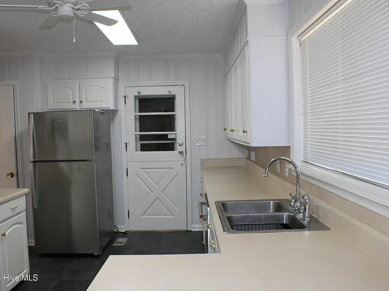 916 Stanton Dr — Photo 13