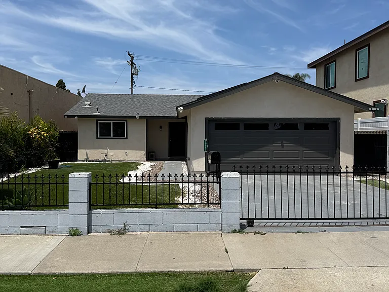10951 Oak St — Photo 1