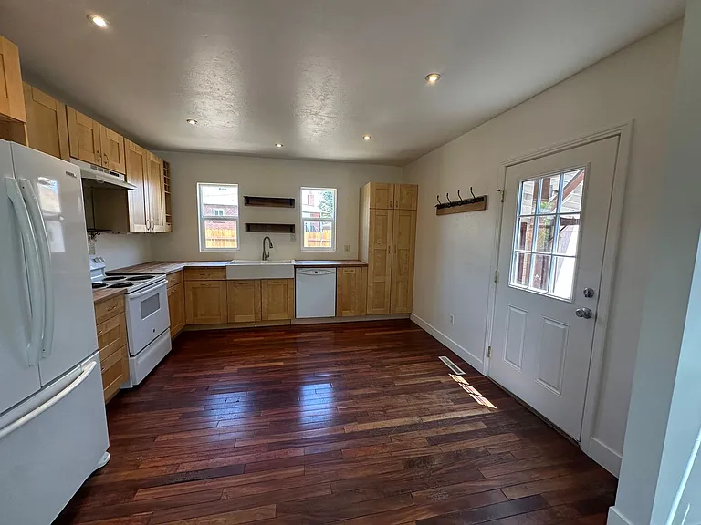 982 Vine St — Photo 5