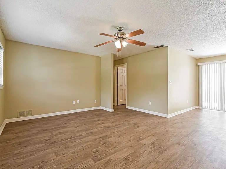 142 Burns Ave — Photo 10