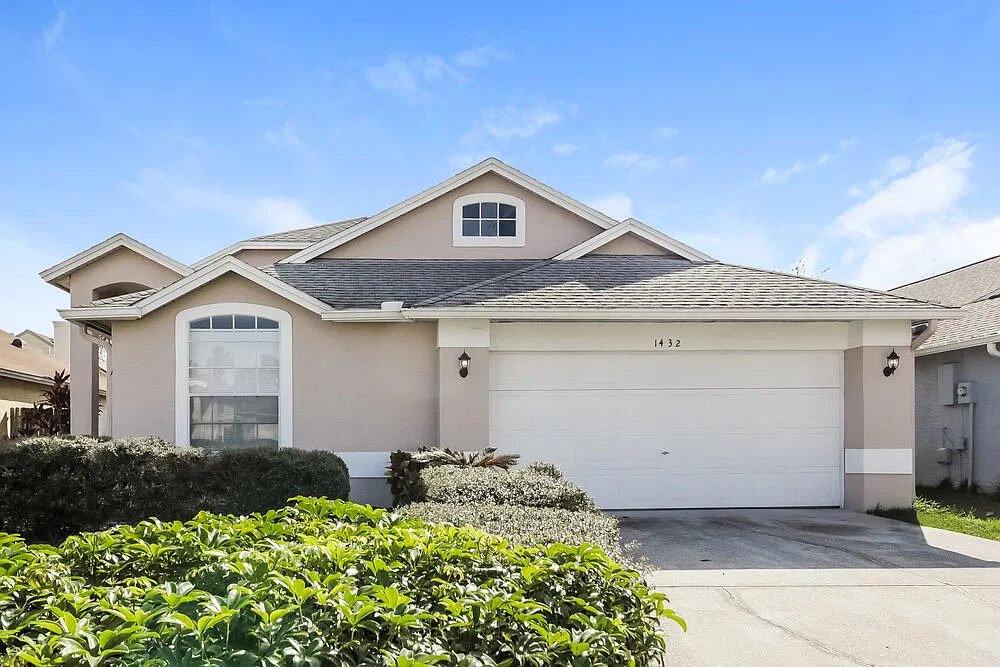 3 bed, 2.0 bath, 1614 sqft, $2,320 — Photo 1