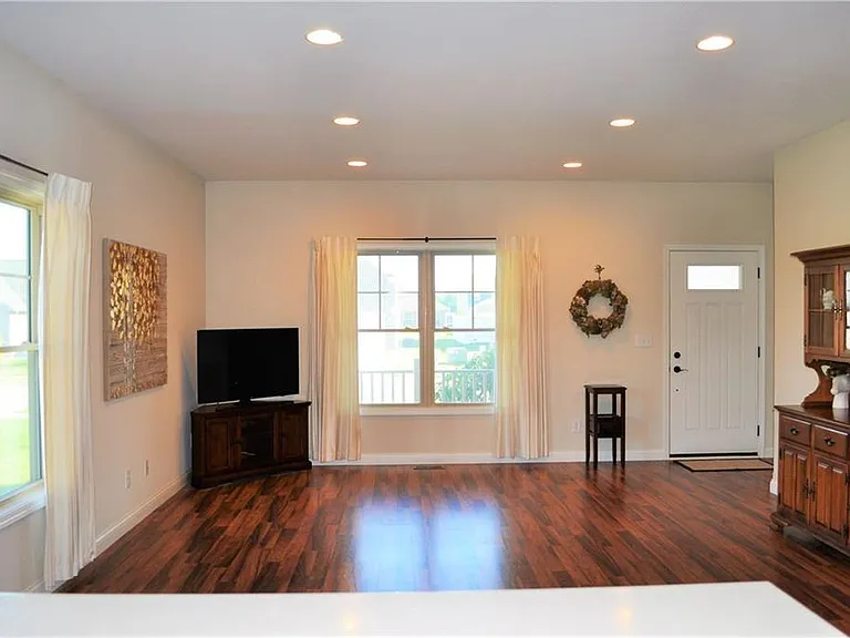 1914 Buckthorn Dr — Photo 5