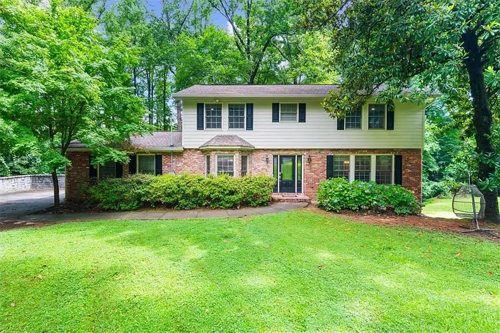 4 bed, 2.5 bath, 2472 sqft, $4,200 — Photo 2