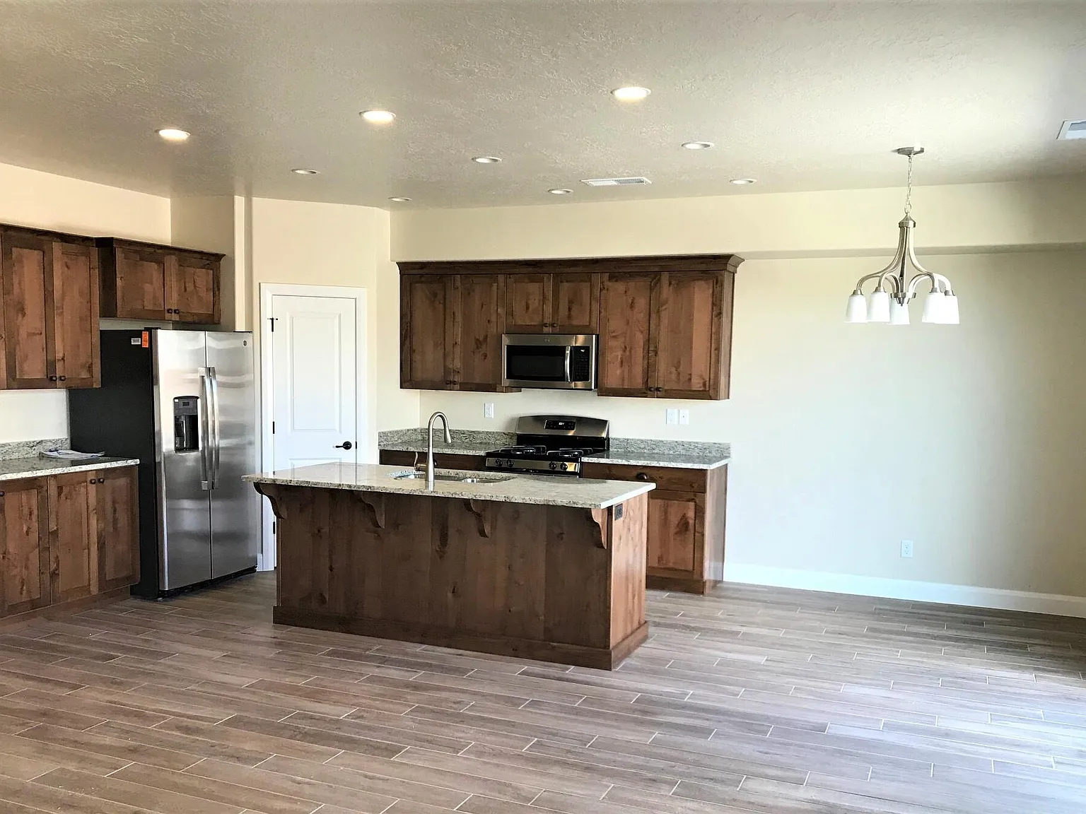 4 bed, 1960 sqft, $1,850 — Photo 3