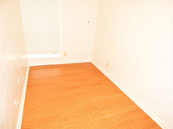 5th image of 1400 Seneca Dr #1