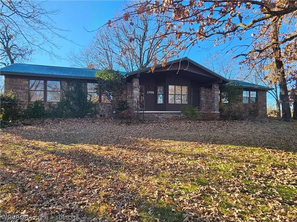 1702 N 5th St, Paris, AR 72855