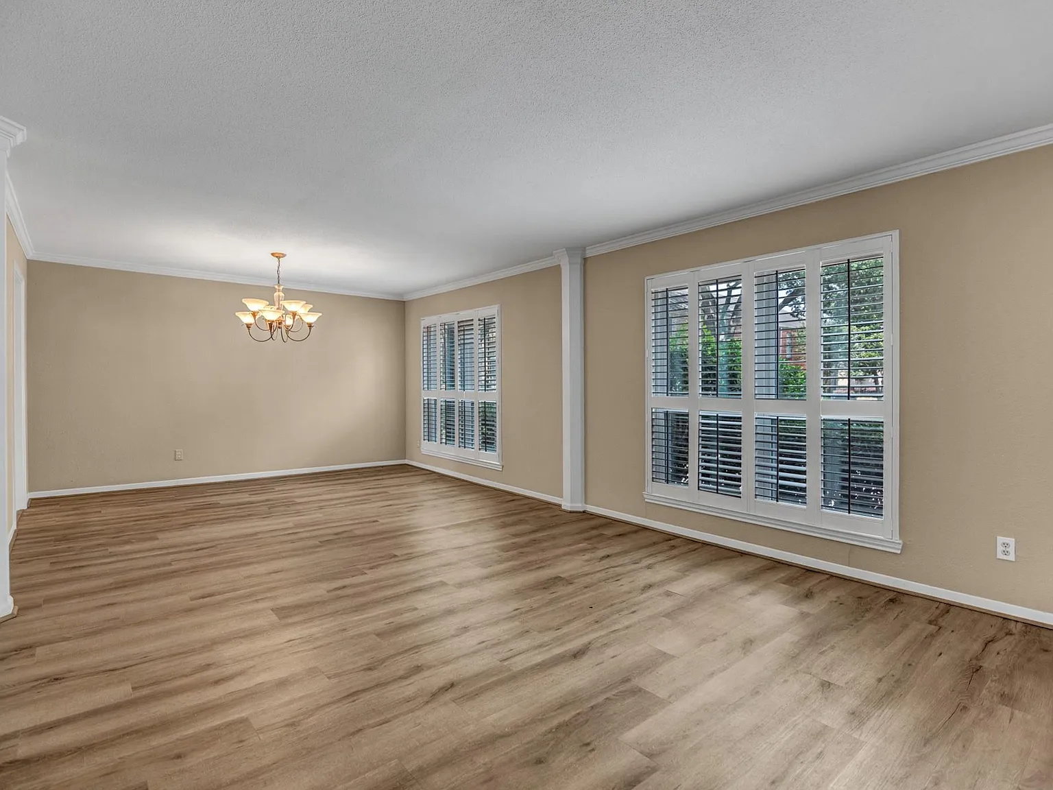 4 bed, 2.5 bath, 2378 sqft, $2,400 — Photo 4