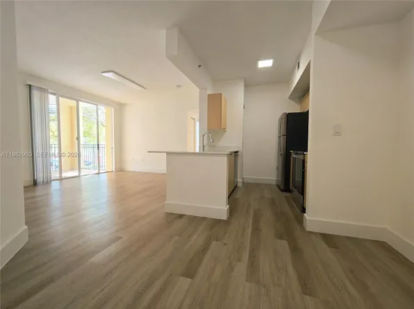 2564 Centergate Dr APT 208, Hollywood, FL 33025