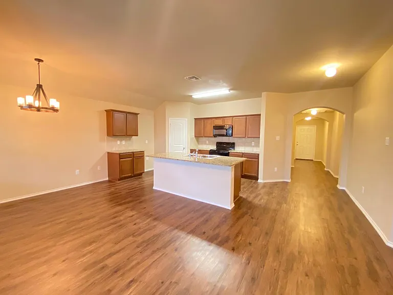 2105 Meadow Park Dr — Photo 4