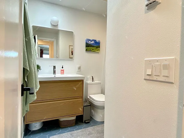 1213 NE Hollinshead Dr — Photo 14