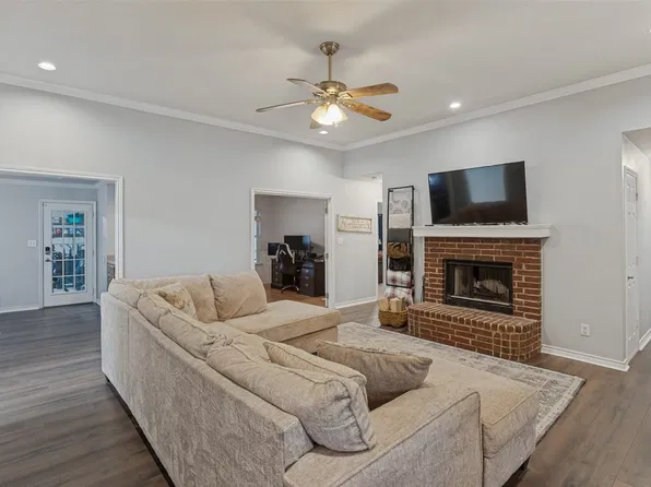 701 Carlisle Ct, Lake Dallas, TX 75065
