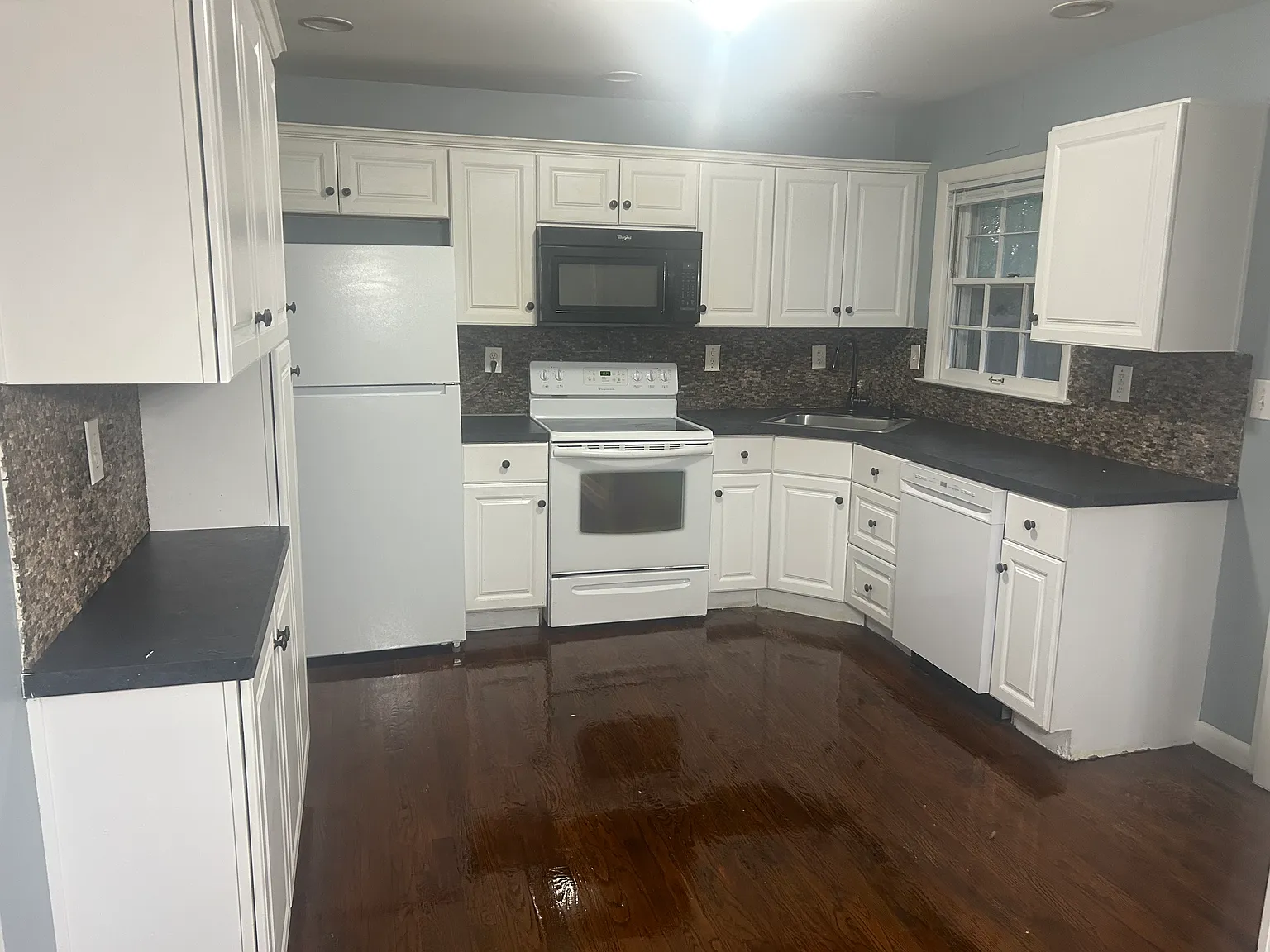 3 bed, 1.5 bath, 1100 sqft, $2,000 — Photo 4