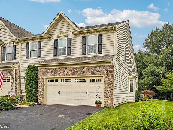 2nd image of 1083 Arbour Ln