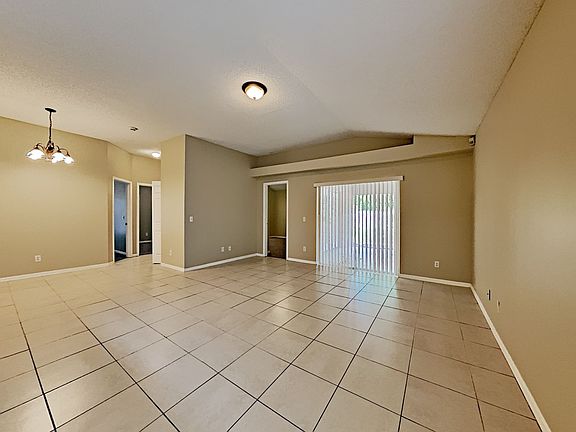 5th image of 1015 Royal Oaks Dr