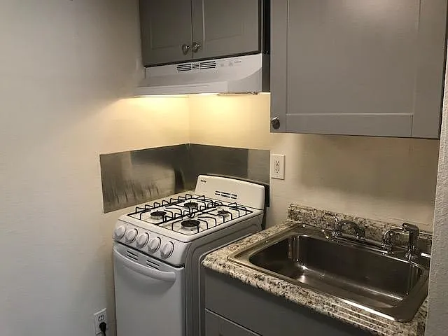 Smoke Tree Studio Apartments — Photo 17