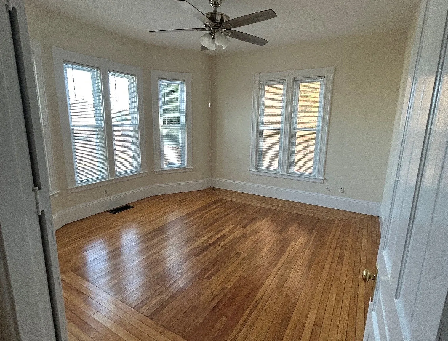 2 bed, 800 sqft, $2,300 — Photo 3