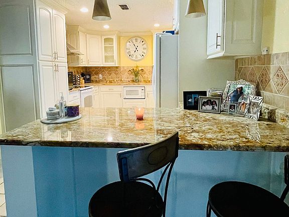 4th image of 2104 Pinecrest Dr