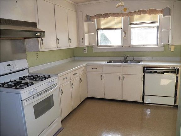 kitchen before pergo floor