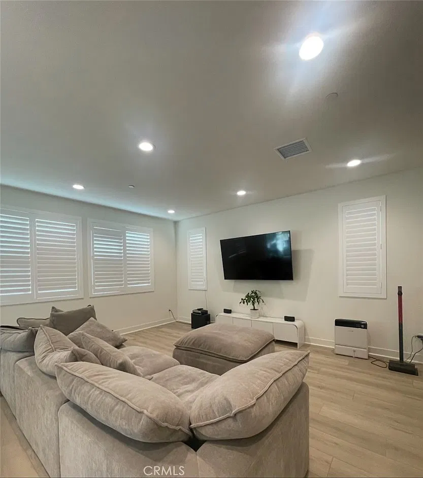 4 bed, 2359 sqft, $6,900 — Photo 2