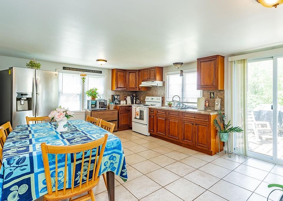 17 Amherst St, Granby, MA 01033 Zillow
