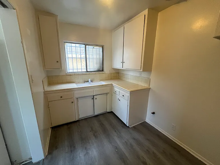 1377 W 36th St #1 — Photo 3