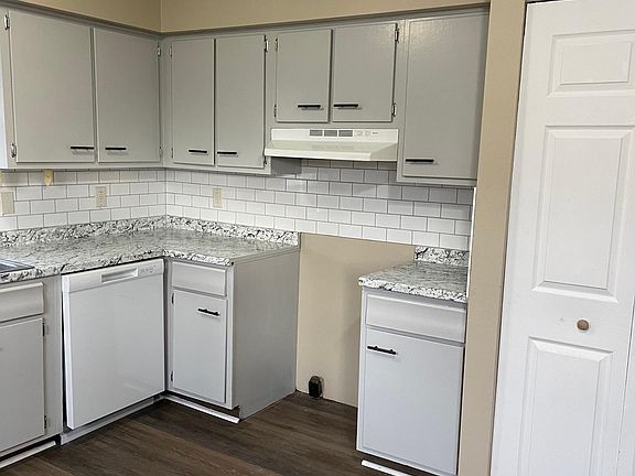Large eat in Kitchen. Tiled backsplash