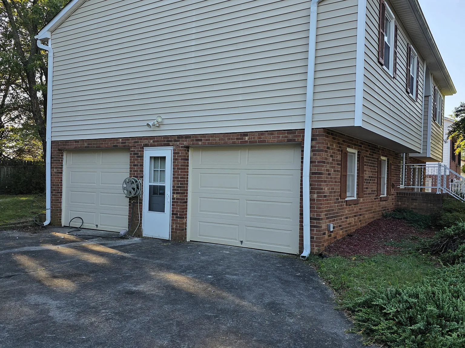 3605 Hege St — Photo 3
